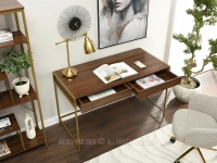 Eleganckie biurko z szufladami ORZECH ZŁOTY UNIF - w aranżacji z regałem HARPER i fotelem LILY