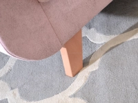 Skandynawski fotel z podłokietnikami KADI różowy - drewniana nóżka