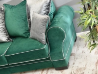 Sofa welurowa TOSCA zielona butelowa z poduchami glamour - charakterystyzne detale